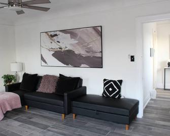Comfy! Cozy! Spacious! - Eastpointe - Living room