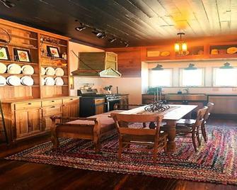 1895 Farm and Barn your Antique Headquarters for Round Top Shows - Fayetteville - Dining room