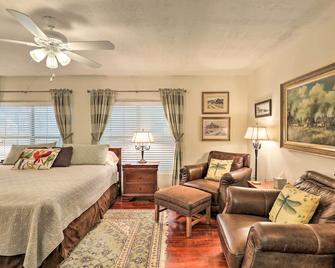 Less Than 1 Mi to Kyle Field Cozy Studio with Outdoor Space - College Station - Bedroom