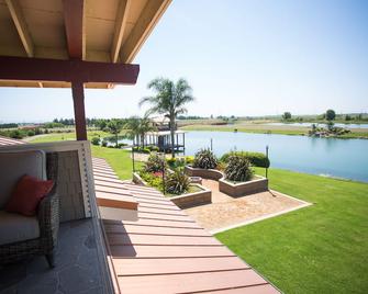 Water / Ranch setting with all the city amenities - Lincoln - Balcony