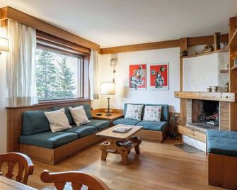 Cozy 3 bedroom with access to garden - Cortina d'Ampezzo - Sala de estar