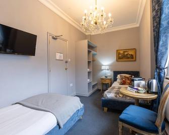 Blue Boar Hotel - Maldon - Bedroom