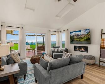 @ Marbella Lane Wave HS W/ev Charger, Oceanfront! - Oak Harbor - Wohnzimmer