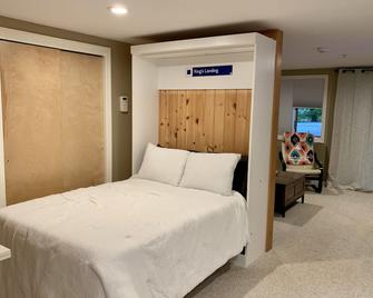 Newly Renovated Studio just steps from the Sawduster lift! - Carrabassett Valley - Bedroom