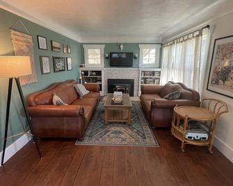 Quaint house in the heart of Idaho Falls - Idaho Falls - Living room