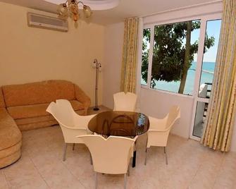 Hotel Oasis - Beach Access - Балчик - Вітальня