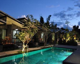 Family House Zen Boutique Resort - Pai - Alberca