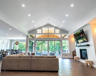 New 6br/6ba Home Minutes From Maxinkuckee Lake! - Culver - Lobby