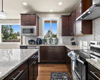 Py1 Prestige Villa Central Ac, Fenced Yard - Puyallup - Kitchen
