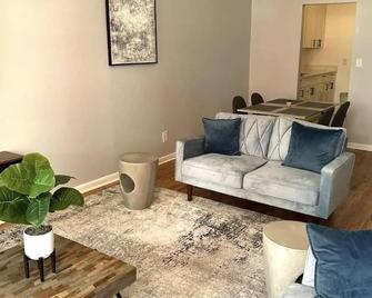 A 3 bedroom 1 bathroom can fit 6 guests. Welcome to your home away from home - Brooklyn - Phòng khách