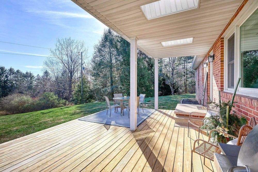 Wooded and secluded 3-bed home with a view, game room, fire pit, by Ski Roundtop