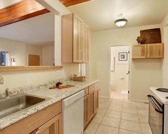 Snoqualmie Pass Inn - 2 Bedroom Apt. Christmas all year long decor! - Snoqualmie Pass - Kitchen