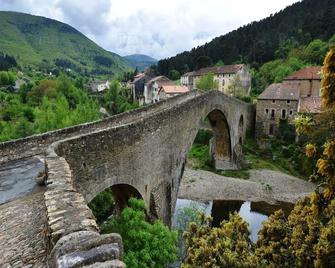 Detached characteristic French family house with swimming pool and beautiful view - Olargues - Bâtiment