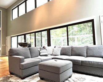 Modern Spacious Retreat right next to Purdue & Nature, full size 14-game Arcade! - West Lafayette - Living room