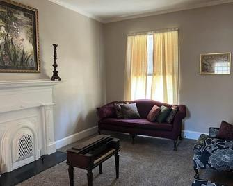 Complete your historical tour of Selma by living in an 1862 antebellum home. - Selma - Wohnzimmer