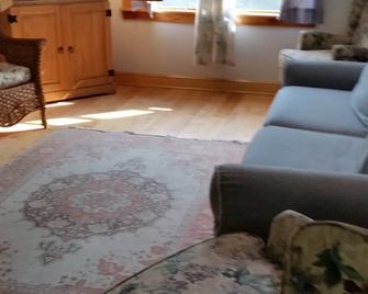 Apartmet Minutes From Acadia National Park - Trenton - Living room
