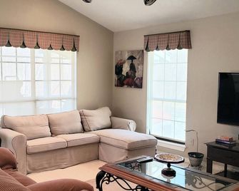 Chill at Trinity Riverfront, Fish Nature - Huntsville - Living room