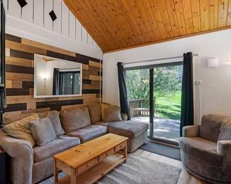 Smugglers' Notch Relaxing Mountainside Retreat - Cambridge - Living room