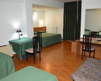 Canadian Hotel - L'Aquila - Habitación