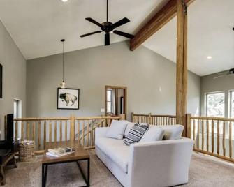 Mountain Liv’n Modern Off-grid Home with Amazing Views - Idaho Springs - Living room