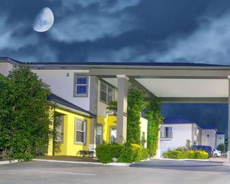 Days Inn by Wyndham Suites Fredericksburg - Fredericksburg - Rakennus