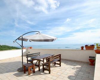 Villa Maggiorana 10, Emma Villas - Lisciano Niccone - Balcón