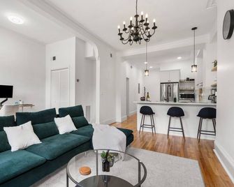 Bright Brownstone w Terrace+View - Boston - Living room