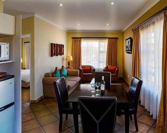 Double Bed and Sleeper Couch, Luxury Room, Business Travel, Near Port Elizabeth - Port Elizabeth - Dining room
