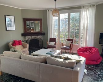 Spacious house with large garden in the Périgord countryside near the Dordogne beach - Cazoulès - Living room