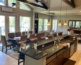 Lake Placid Family Getaway in Seguin, Texas - Seguin - Restaurant