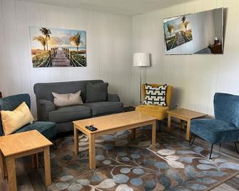Pristine Clean and Sanitized Home Away From Home - Flint - Living room