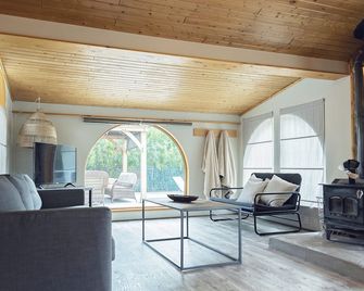 River Rock Retreat - Family & Groups - Southern Alberta, Turner Valley, Alberta - Turner Valley - Living room