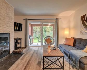 Cocon 4 Saisons, fireplace, Beach, Mountain - Magog - Living room