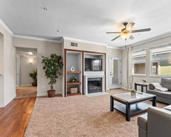 New Trendy 1BR Apartment with Heated Pool Gym & Minigolf - Reno - Living room