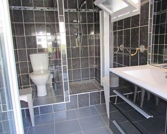 1 Bedroom Nice Apartment In Bastia - Bastia - Bathroom