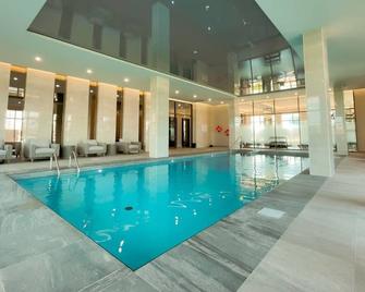 Luxe 1BR with Skyline views, Walk to Place Vertu - Westmount - Pool