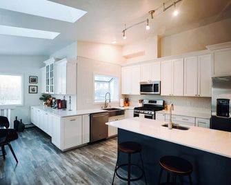 Wild About Anchorage - Hot Tub - Rooftop Patio - Fabulous Kitchen - Anchorage - Cuisine