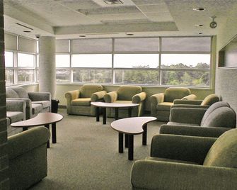 Residence & Conference Centre - Oshawa - Oshawa - Area lounge