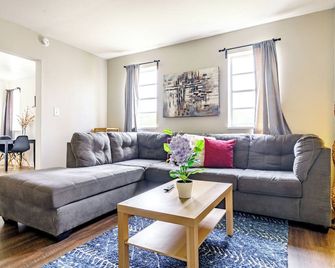 Jungle House Modern Lofts - Arena District & Short North - Columbus - Living room