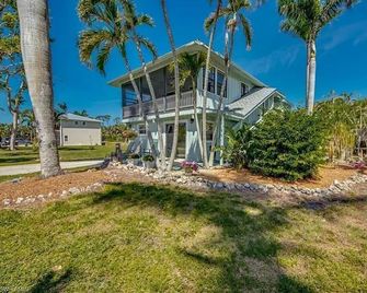 Tiki Hut Paradise 4-bedroom Bokeelia House w Golf Cart Tesla Charger Island Time - Bokeelia - Building