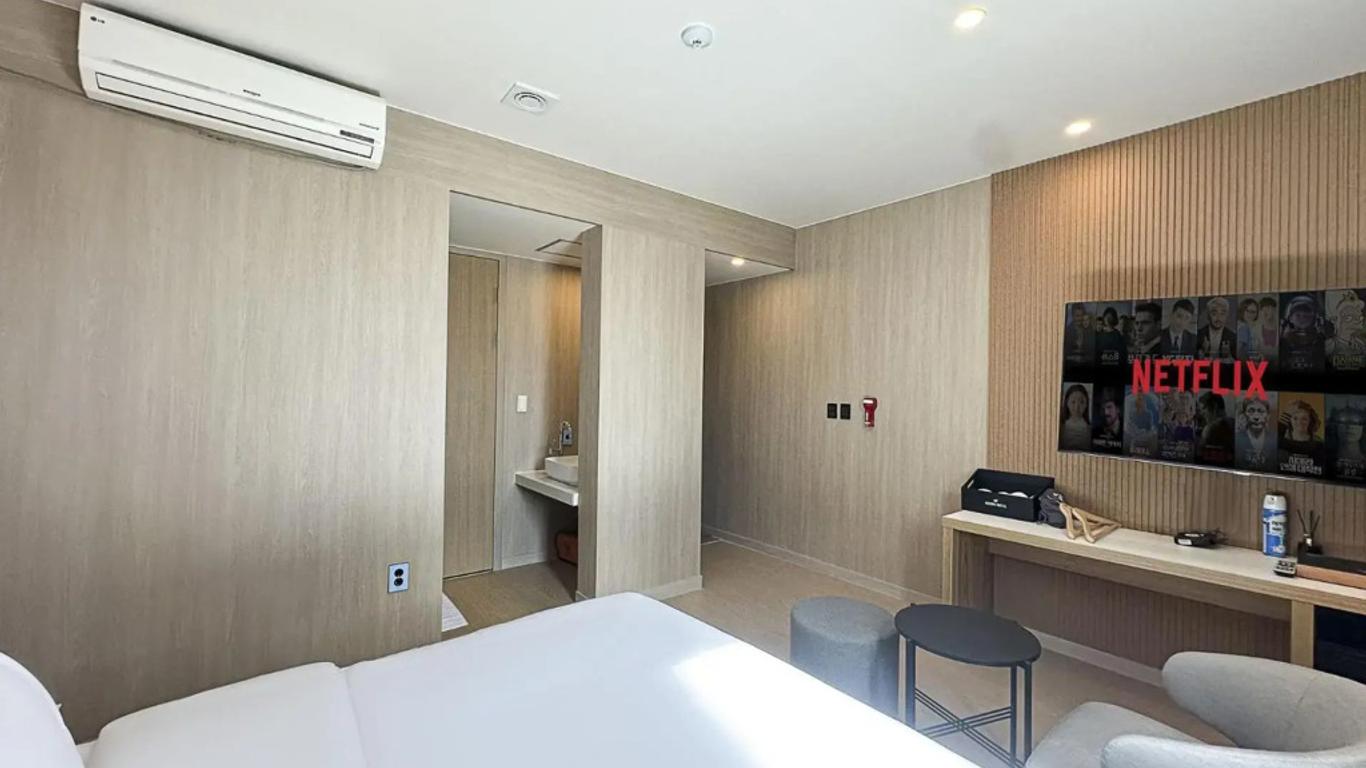 The Hound Hotel Changwon Terminal