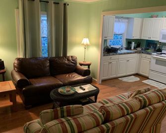 Queen Anne's Revenge at the Beach cottage - Kitty Hawk - Living room