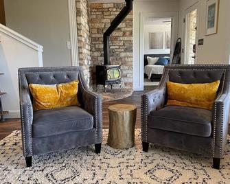Lakeview Bungalow-Access to Lake, Pool, Gym, &Park - Lakeway - Living room