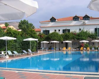 Tara Beach Hotel - Skala - Piscina
