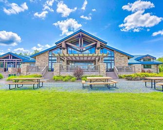 Family Home in Arrowhead Lake with Fire Pit! - Pocono Pines - Edificio