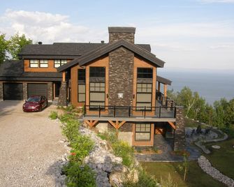Ilaali: Lodge-Style Chic Decor And Panoramic Views Of The St-Lawrence River - Petite-Rivière - Building