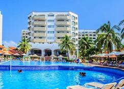 Penthouse Condo Ocean & Beach front views. Located on Hotel Row - Ixtapa - Edifício