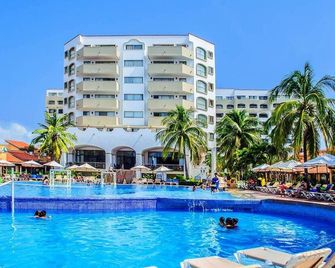 Penthouse Condo Ocean & Beach front views. Located on Hotel Row - Ixtapa - Pool