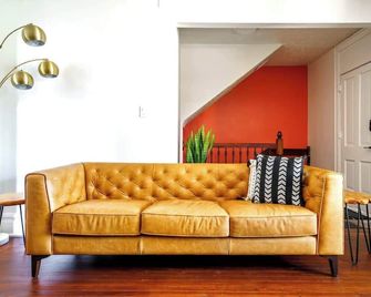 Jungle House Columbus Sleep 16 Downtown Ohio Free Parking - Walk to Convention Center & Nationwide Arena - 2BR Short North Luxury Home - Over 5,800 Five Star Stays - Columbus - Oturma odası