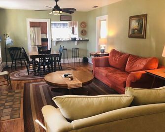 Riverfront Plum Crazy Bungalow w/boat dock! 10 min to Gulf, close to beaches! - New Port Richey - Living room